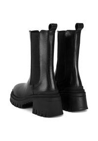 Botine negre din piele cu panouri elastice pe laterale, talpă din cauciuc masiv și vârf rotund, având un finisaj texturat și o bucată de material la spate.