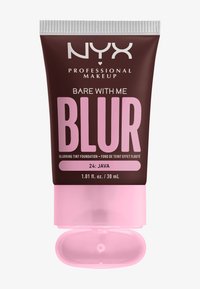 Fond de teint floutant NYX Bare With Me dans un tube souple. Corps marron foncé, accents roses et texte audacieux. Contenance de 30 mL, teinte 24 : Java.