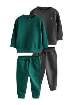 Zwei Sets von Kinder-Sweatshirts mit langen Ärmeln und passenden Jogginghosen mit elastischem Bund in Waldgrün und Dunkelgrau, jeweils mit einem kleinen Dinosaurier-Logo.