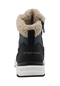 Černé kotníkové boty s huňatým béžovým límcem, bočním zipem a bílou podrážkou. Značka "TOM TAILOR" na zadní straně. Hladký povrch s měkkým vnitřkem.