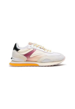 Zapatillas deportivas con una combinación de colores blanca y pastel, que presentan un acento rosa, ante gris, cordones amarillos y una suela texturizada con una franja naranja.