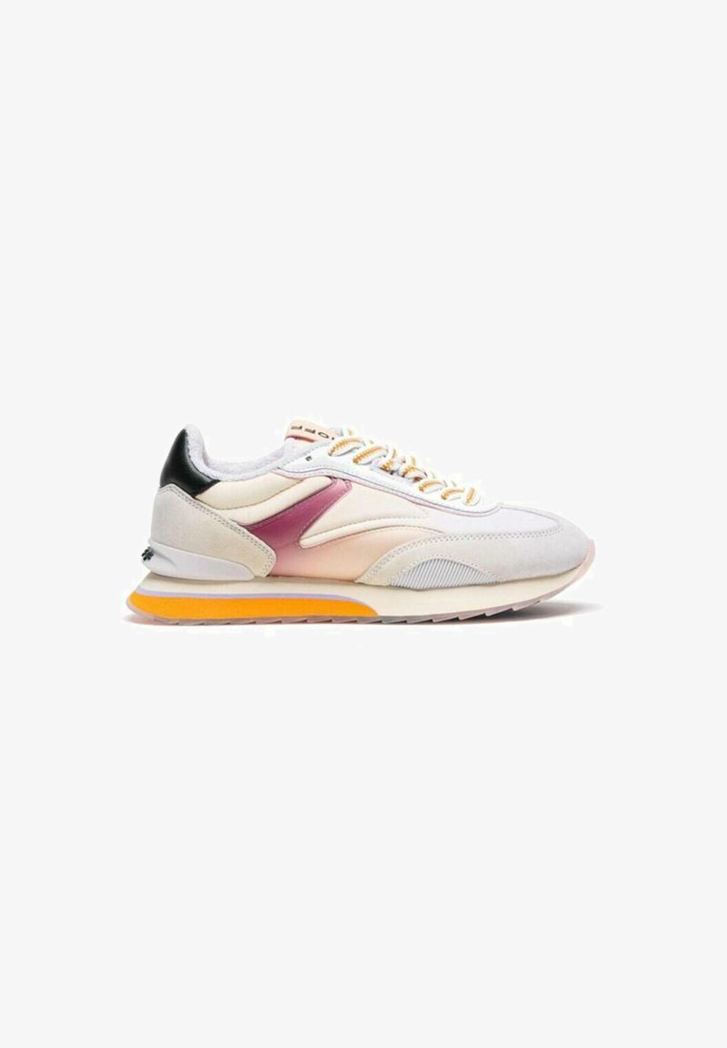 Sneakers in een wit en pastel kleurenschema, met een roze accent, grijze suède, gele veters en een textuurzool met een oranje streep.
