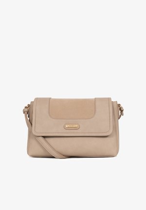 Beige rechthoekige crossbodytas met voorsluiting, subtiele stikseldetails en verstelbare riem met goudkleurige gespsdetails.