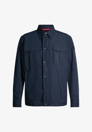 Granatowa lekka kurtka męska z zatrzaskami, dwoma klapowymi kieszeniami na piersi i klasycznym kołnierzem.