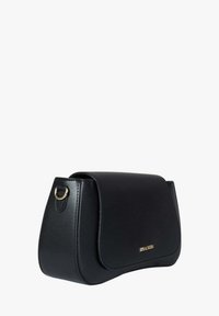 Borsa a tracolla in pelle nera con chiusura a pattina, forma arrotondata e dettagli in metallo dorato. Texture liscia, design elegante, stile minimalista.