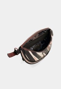 Pouch con motivo camouflage in tonalità di nero, rosa e beige, dotato di chiusura con zip e un esterno in tessuto testurizzato. Interno con tasche.