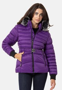 Lila Daunenjacke mit horizontaler Steppung, elastischen Bündchen, taillenbetontem Gürtel, silberfarbenen Applikationen und Akzenten aus Kunstfell am Kragen.