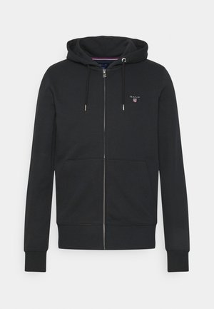 Czarna bluza z kapturem na zamek błyskawiczny, z przednimi kieszeniami, kapturem ze sznurkiem, ściągaczami na rękawach oraz małym logo GANT na lewej piersi.