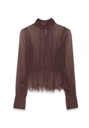 Blouse marron transparente à manches longues avec col montant, texture plissée, taille peplum, ourlet volanté et larges poignets aux manches.