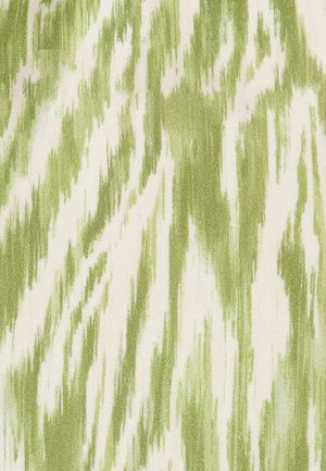 Patrón abstracto de tela verde y blanca con formas irregulares verticales similares a pinceladas.