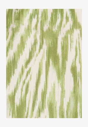 Patrón abstracto de tela verde y blanca con formas irregulares verticales similares a pinceladas.