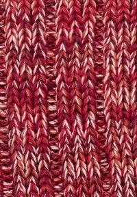 Tessuto tessuto in tonalità di rosso, caratterizzato da un motivo a zigzag testurizzato con spessori variabili e un mix di fili scuri e chiari.