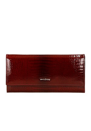 Portefeuille rouge en cuir verni avec un motif crocodile texturé, présenté dans un design rectangulaire et arborant un logo "wojas" en argent.