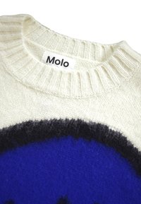 Pull en tricot de couleur crème avec un col rond côtelé, présentant un grand motif graphique bleu et une étiquette de marque Molo à l'intérieur du col.
