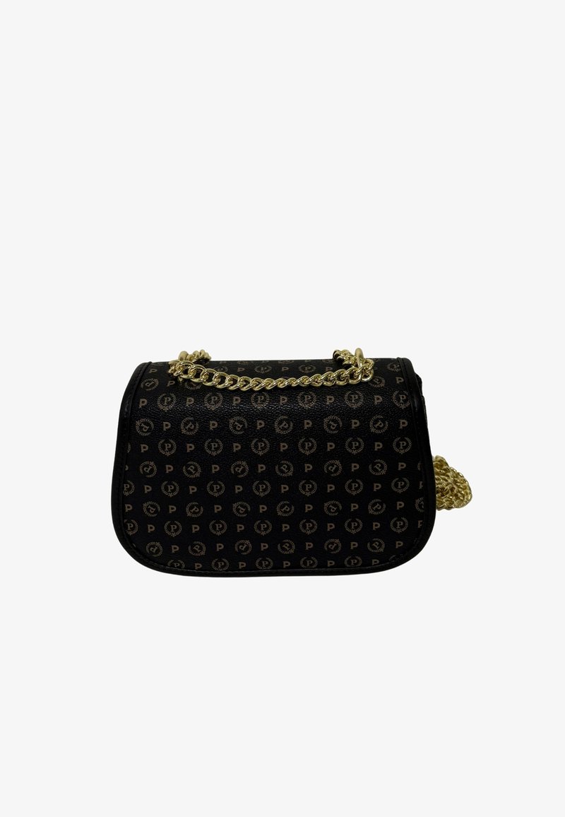 Borsa nera realizzata in materiale testurizzato con un motivo logo ripetuto. Tracolla in catena dorata e forma curva con un fondo arrotondato.