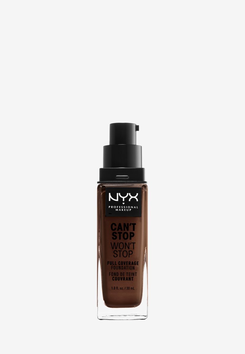 Fond de teint NYX Can't Stop Won't Stop dans une bouteille en verre carrée avec un bouchon à pompe noir. Liquide brun foncé riche, étiqueté avec du texte blanc et noir.