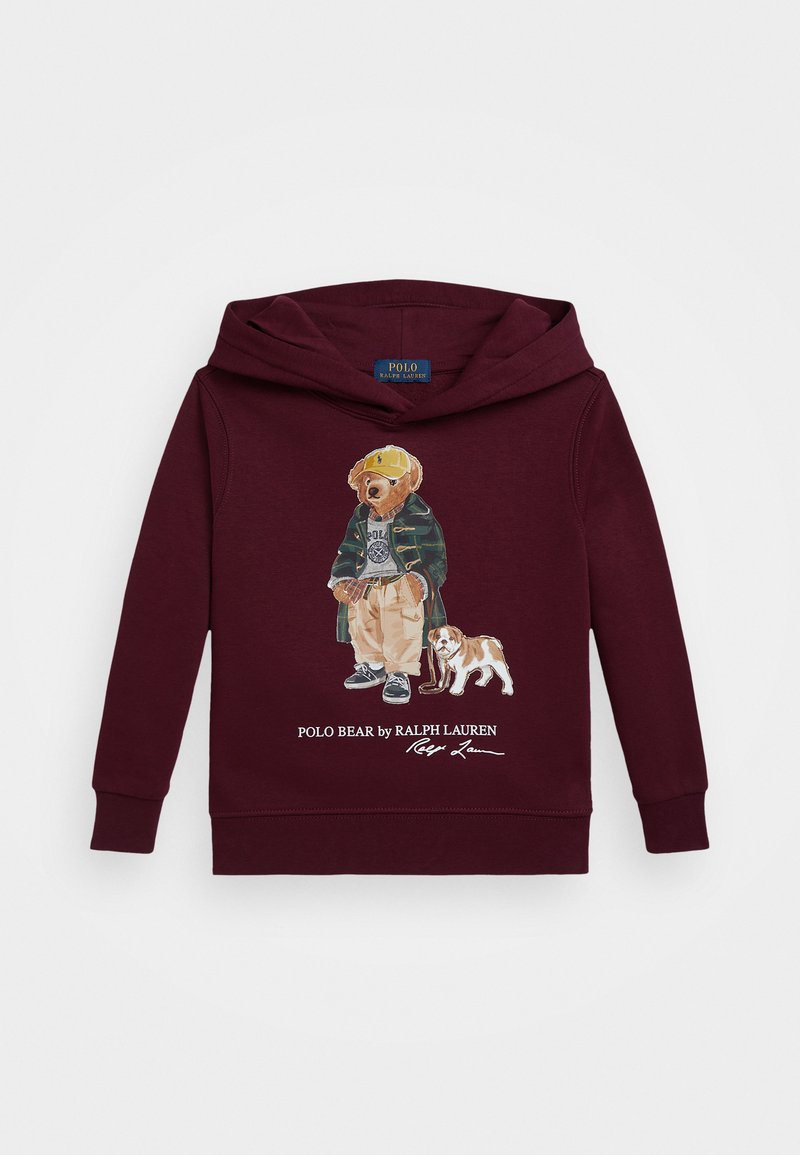 Bordeaux sweatshirt met een beer in een groene jas en een gele hoed, naast een hond. Gedetailleerd grafisch ontwerp met tekstlogo eronder.