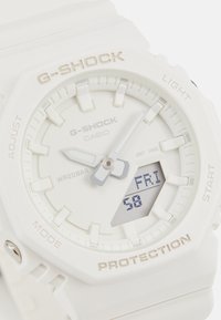 G-SHOCK P2100 - Ura - white