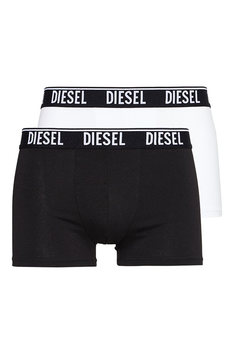 Dos bóxers para hombre de la marca Diesel, uno negro y uno blanco, cada uno con una cinturilla negra que muestra "DIESEL" en blanco.