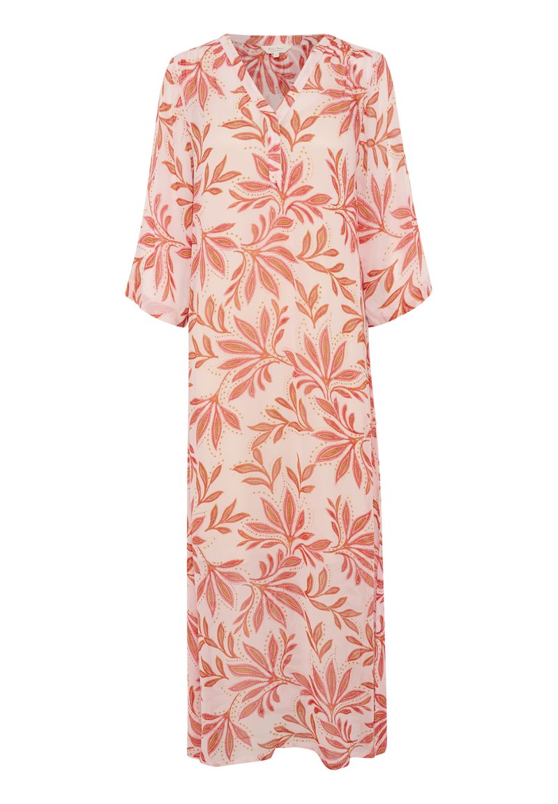 Robe fleurie en tissu léger ; présente un fond rose avec des motifs de feuilles rouges et oranges et des manches trois-quarts.