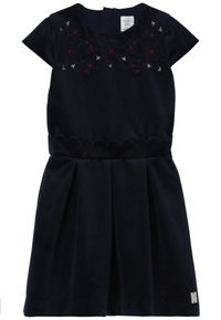 Granatowa sukienka z kr�ótkimi rękawami, haftowany wzór kwiatowy w czerwieni i bieli, falbaniasty pas oraz plisowana spódnica. Akcent z logo w srebrnym kolorze przy końcu.