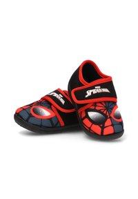Pantofole nere e rosse di Spider-Man per bambini con design a ragnatela e occhi, dotate di cinturini regolabili con il logo di Marvel Spider-Man.