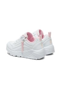 Zapatillas blancas con acentos en rosa, que presentan un diseño texturizado, punta redondeada y una suela gruesa y estampada. Detalle de cremallera en la parte superior.