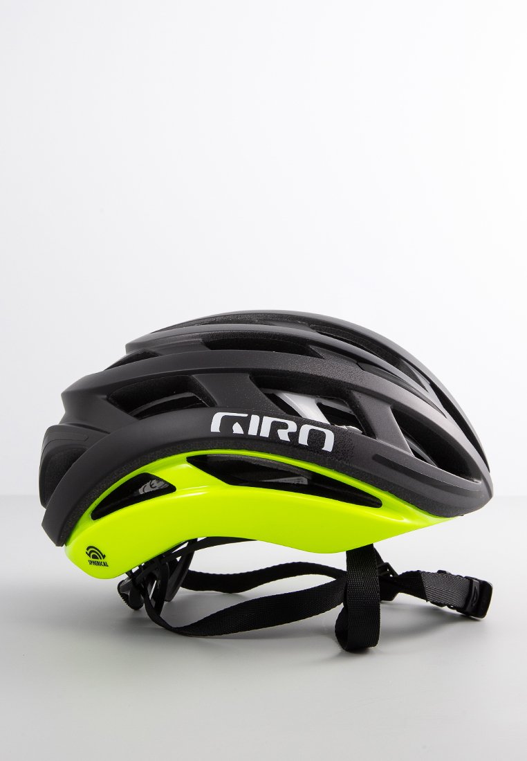 Helma Giro s černou vnější vrstvou a jasně neonově zelenou spodní částí. Vybavena několika ventilačními otvory, nastavitelnými popruhy a matným povrchem.