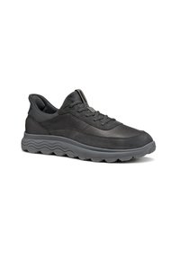 Sneakers in pelle nera con suola in gomma grigia, pannelli testurizzati e lacci. Punta arrotondata e colletto imbottito per comfort.