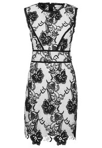 Koronkowa sukienka w czarne kwiatowe wzory na białym tle, bez rękawów, z falbaną u dołu, z czarnymi akcentami.