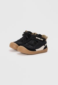 Sneakers nere per bambini con lacci elasticizzati e cinturini con chiusura a strappo, dotati di una suola in gomma color tabacco e dettagli laterali bianchi.