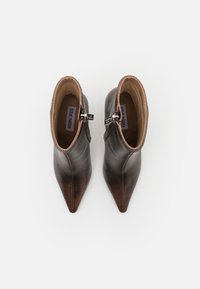 Steve Madden BRECKEN - Kõrge kontsaga poolsaapad - brown