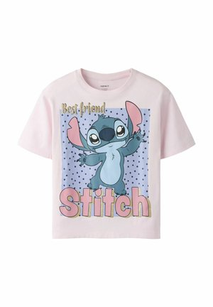Jasnoróżowy T-shirt z grafiką Stich z Disney, tekst "Best friend" w kolorze złotym oraz "Stitch" dużymi różowymi literami poniżej.