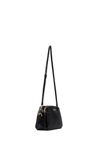 Borsa a mano in pelle nera con forma strutturata, superficie texturizzata, tracolla regolabile e zip in tono oro. Design compatto per versatilità.