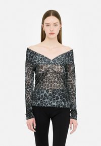 Langärmliges Off-Shoulder-Oberteil in durchscheinendem Schwarz und grauem Leopardenmuster, mit V-Ausschnitt und dekorativem goldenen Hardware-Element in der Taille.