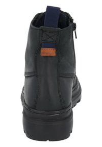 Stivale alla caviglia in pelle nera con punta arrotondata, finitura testurizzata, linguetta blu navy a contrasto e etichetta con logo Wrangler sul retro.
