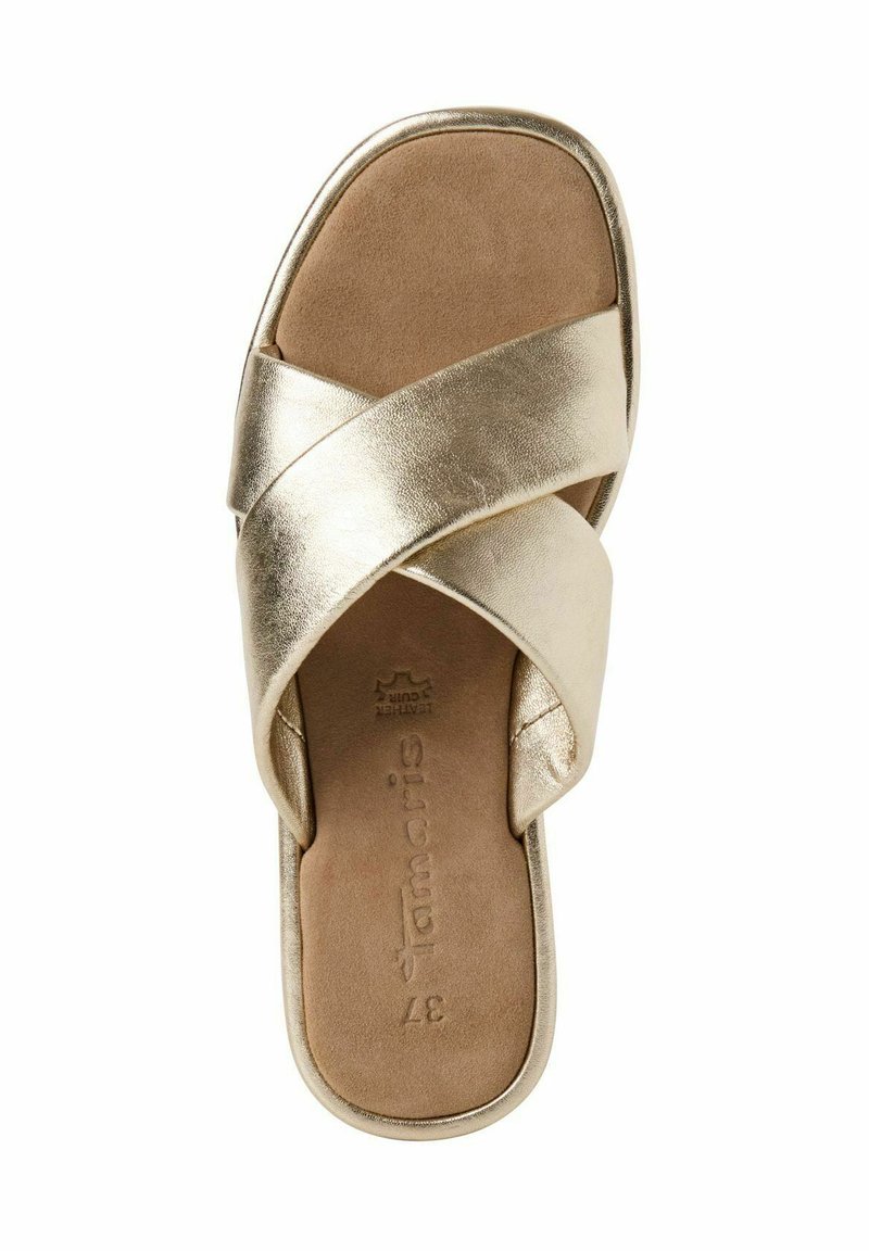 Gouden faux leren slip-on sandaal met kruisbandontwerp, open teen, zachte beige binnenzool en met logo van het merk in de voetbed gedrukt. Maat 37.