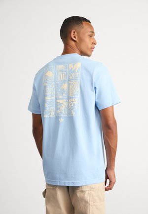 adidas Originals 80S GRAPHIC BEACH DAY - T-shirt imprimé - clear sky