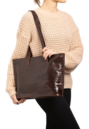 Borsa a tracolla in pelle marrone con texture liscia, forma rettangolare e doppi manici, tenuta contro uno sfondo neutro.