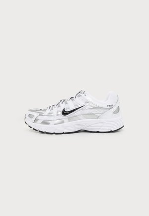 Biało-srebrny but sportowy Nike P-6000 z czarnym logo Swoosh, białą podeszwą i siateczkowymi detalami, pokazany z boku na jednolitym tle.