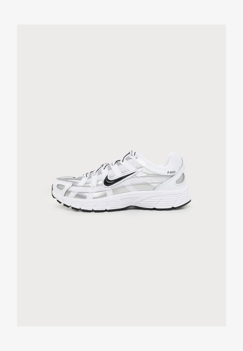 Λευκό και ασημί παπούτσι Nike P-6000 με μαύρο λογότυπο Swoosh, λευκή σόλα και λεπτομέρειες από δίχτυ, εμφανιζόμενο από το πλάι σε απλό φόντο.
