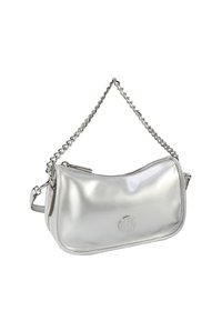 Metallisk sølvhåndtaske med en glat, skinnende tekstur, rundet form, kæderem og lynlåslukning. Har et logo på forsiden.