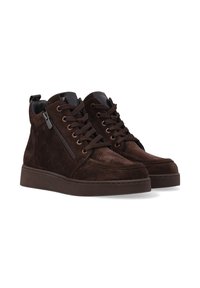 Brązowe zamszowe sneakersy za kostkę z bocznym suwakiem, okrągłym noskiem, wzmocnionymi szwami i fakturowaną gumową podeszwą. Czarna akcent na pięcie.