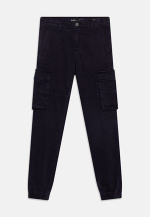 Fekete szövetből készült cargo nadrág, slim fit fazonnal. Jellemzői között szerepelnek az oldalsó cargo zsebek és az enyhén szűkített, elasztikus szegélyek. Sima, matt felület.