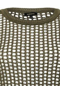 Olivgrüner Strickpullover mit großem, offenem Netzdesign, runder Ausschnitt und strukturierten Details überall. Größenetikett sichtbar.