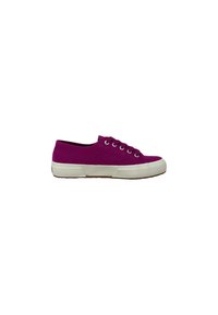 Sneaker in tela viola con punta tonda, sei fori per i lacci, suola in gomma bianca e dettagli testurizzati sulla suola e sulla parte superiore.