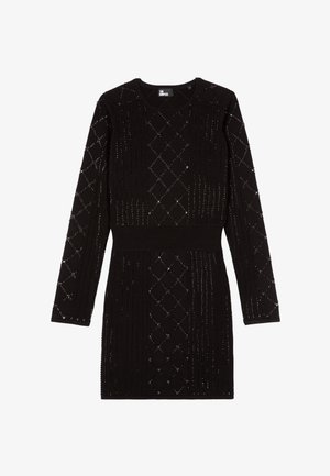 Robe noire en tricot à manches longues, dotée d'un motif en losange et de côtes verticales. Taille cintrée avec un accent texturé.