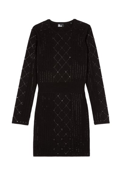 Zwarte gebreide jurk met lange mouwen, voorzien van een diamantpatroon en verticale ribbels. Getailleerde taille met een textuurelement.