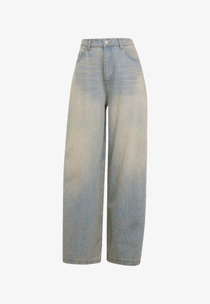 Jeans in denim chiaro a vita alta, con gamba larga, chiusura frontale a bottone e zip, e tasche anteriori.