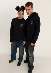 YOURTURN UNISEX - Džemperis ar kapuci - black